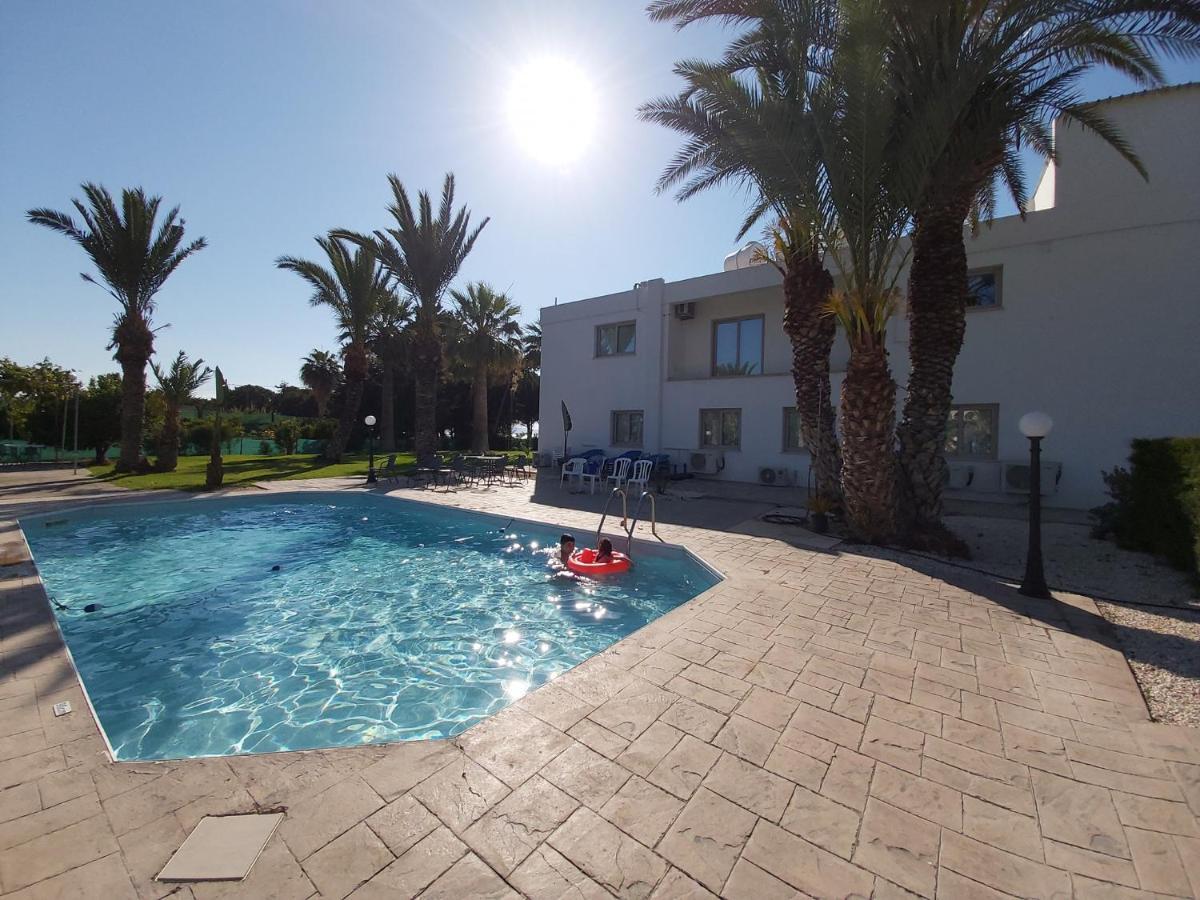 Palm Tree Apts *